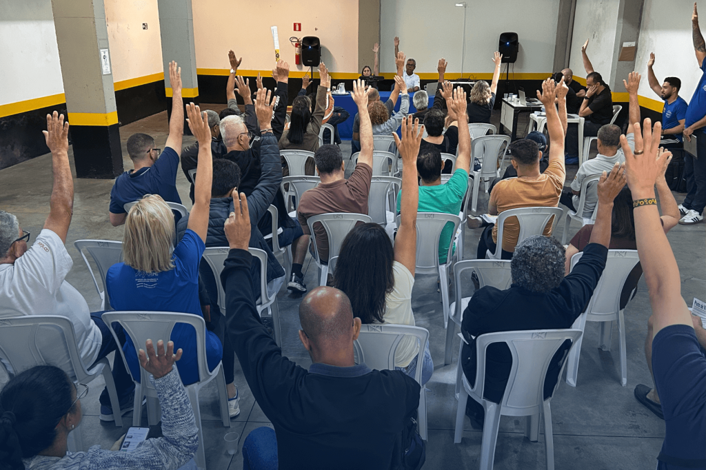 Trabalhadores da Educação rejeitam proposta do SinepeMG em assembleia realizada no SAAEMG